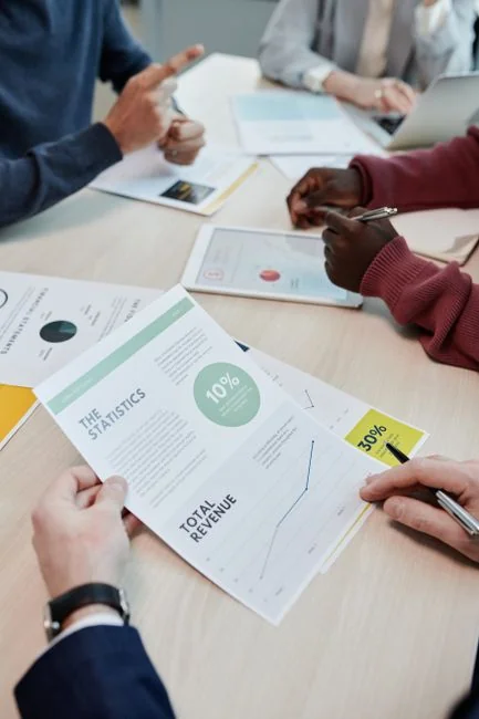 Gros plan d’un appareil photo posé sur du papier brun avec le texte Social Media Marketing, mettant en avant les thèmes du marketing digital.